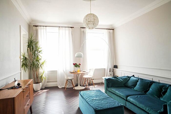 1 Bedroom Apartment To Rent In Kingsway, Hove, BN3