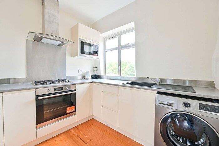 2 Bedroom Flat To Rent In South Lambeth Road, Vauxhall, London, SW8