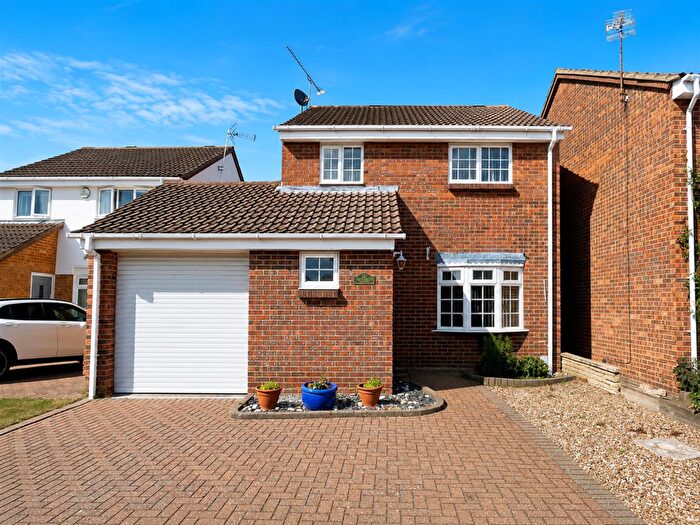 3 Bedroom Detached House For Sale In Rembrandt Grove, Springfield, Chelmsford, CM1