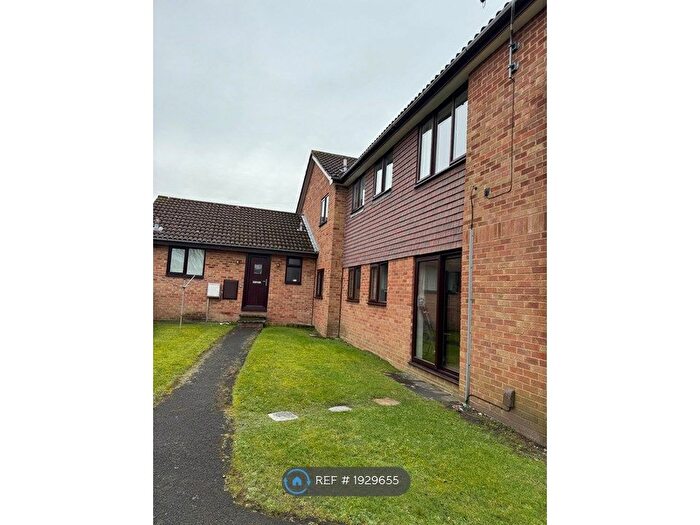 2 Bedroom Flat To Rent In Godmanston Close, Poole, BH17