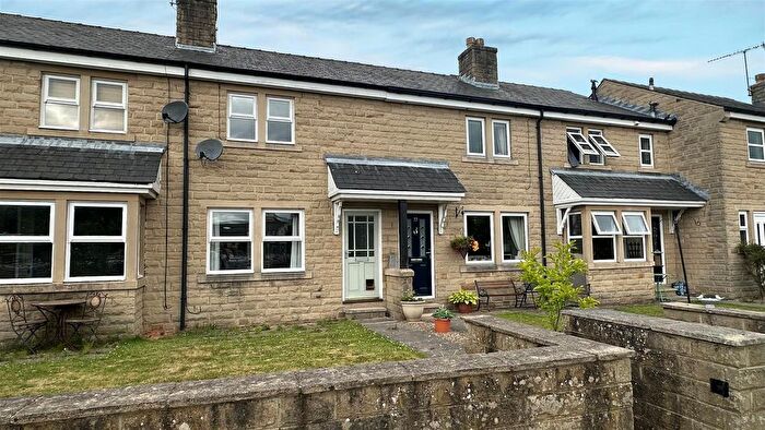 2 Bedroom Town House To Rent In The Moorings, Apperley Bridge, Bradford, BD10