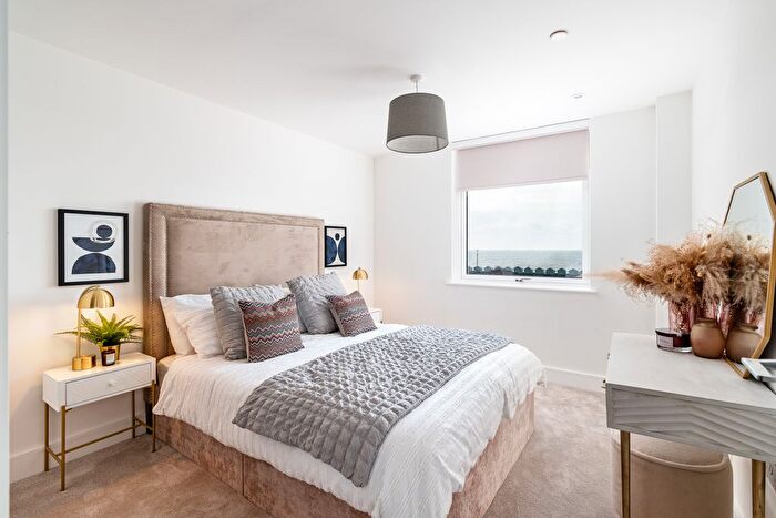 2 Bedroom Flat For Sale In Kingsway, Hove, BN3