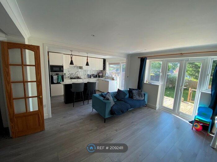 3 Bedroom Bungalow To Rent In Carpenders Avenue, Watford, WD19