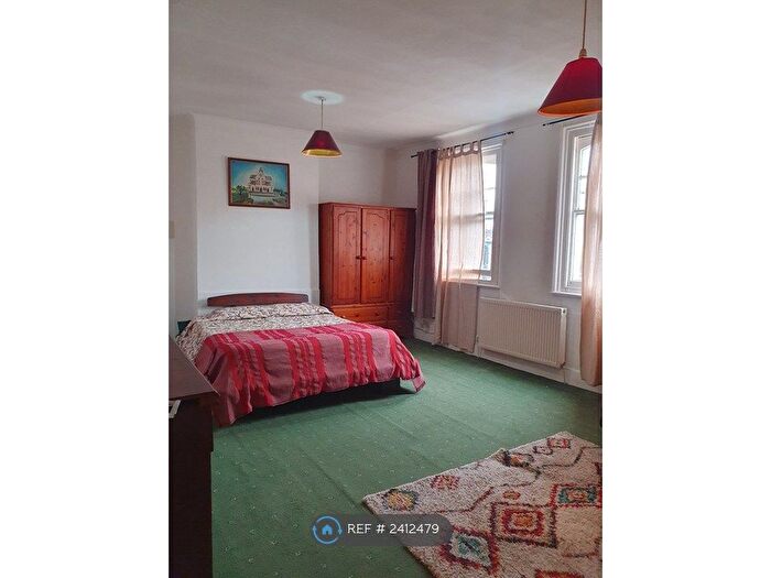 3 Bedroom Flat To Rent In Lavender Hill, London, SW11