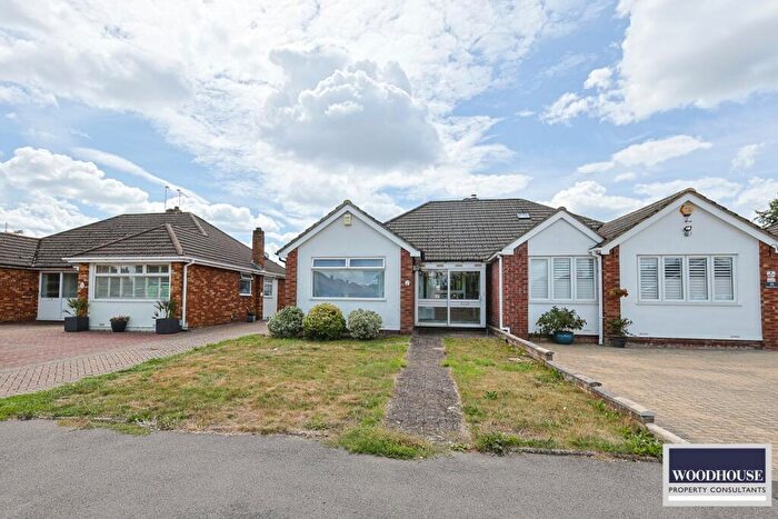 2 Bedroom Bungalow For Sale In Winton Drive, Cheshunt, EN8