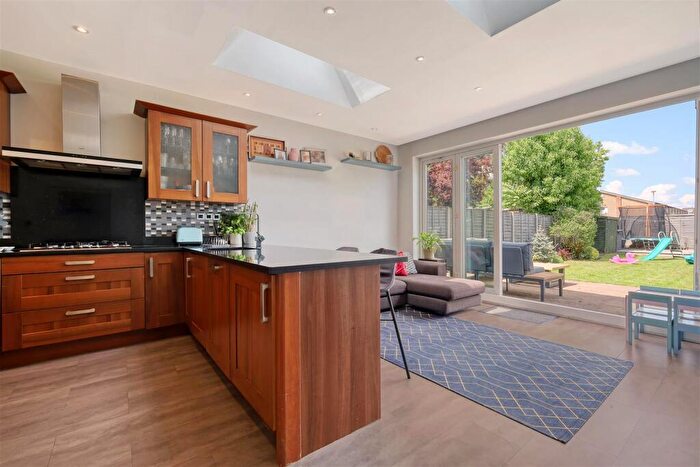 5 Bedroom House To Rent In Goring Road, N11