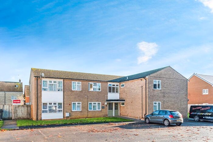 2 Bedroom Flat For Sale In Sycamore Drive, Carterton, OX18
