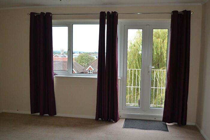 2 Bedroom Apartment For Sale In Sumner Road, Farnham, Surrey, GU9