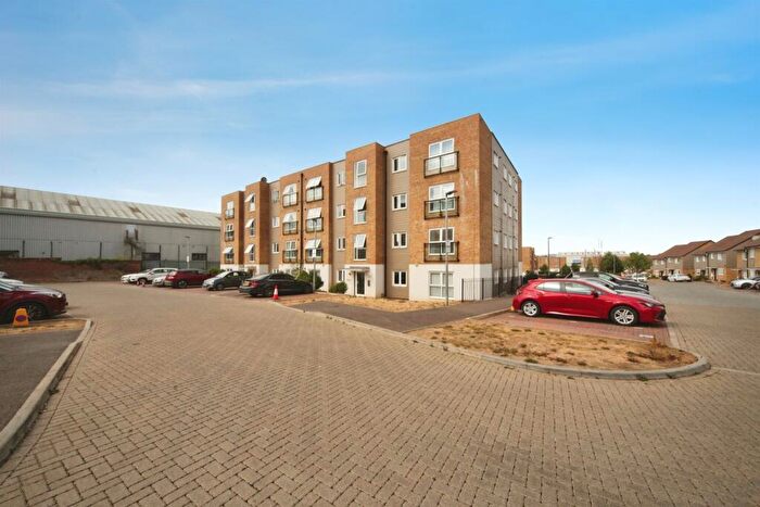2 Bedroom Flat For Sale In Bongrace Walk, Luton, LU4