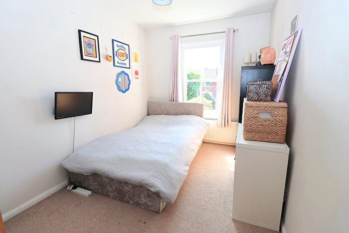 3 Bedroom Semi-Detached House For Sale In Elmsleigh Road, Farnborough, GU14