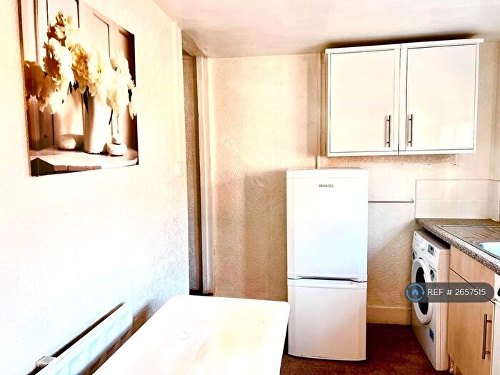 1 Bedroom Flat To Rent In High Street, Leatherhead, KT22