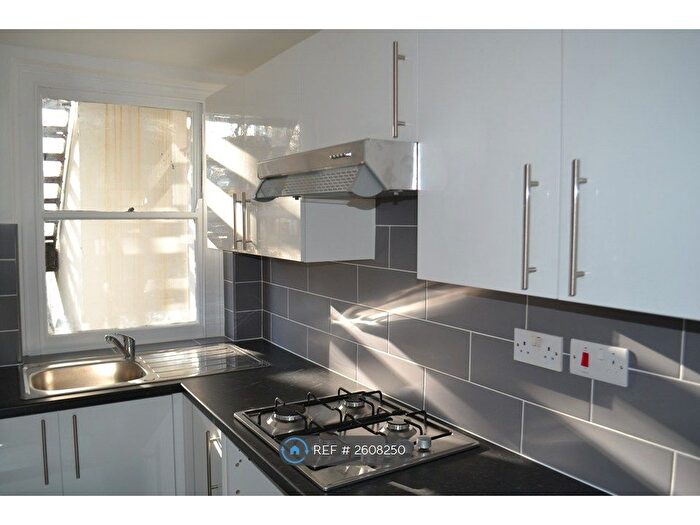 2 Bedroom Flat To Rent In Queens Road, London, SE15