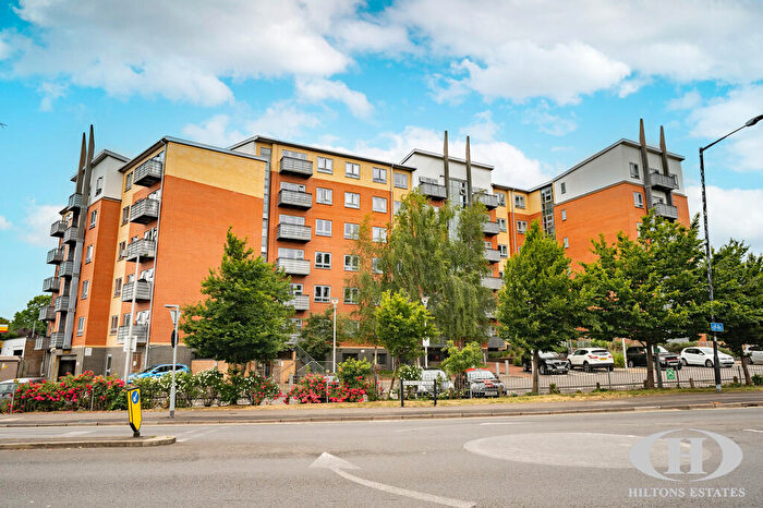 2 Bedroom Apartment For Sale In Buckingham Avenue, Slough, SL1
