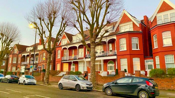 2 Bedroom Flat To Rent In Raglan House, - Queens Avenue, London, N10
