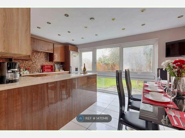 3 Bedroom Semi-Detached House To Rent In Vale Road, Windsor, SL4