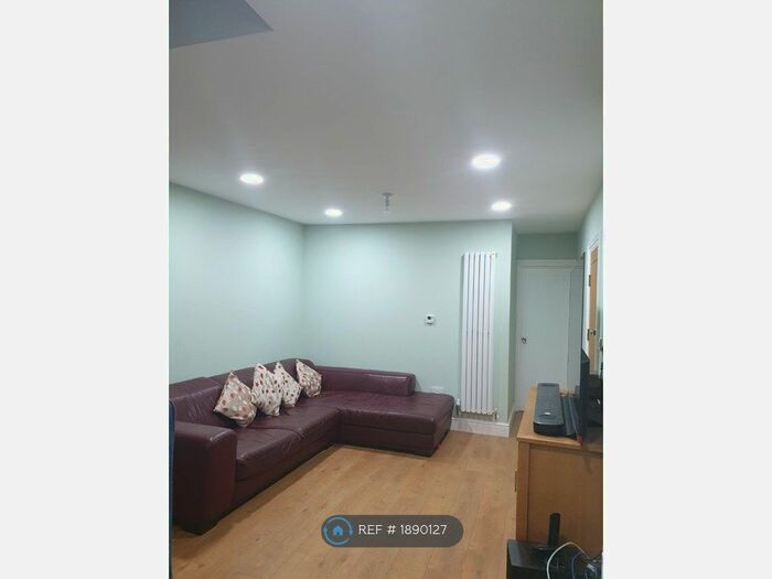 2 Bedroom Flat To Rent In Grove Road, Romford, RM6