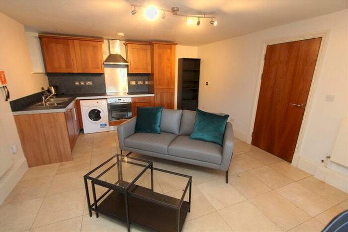 2 Bedroom Flat To Rent In Park Lane, Roundhay, Leeds, LS8