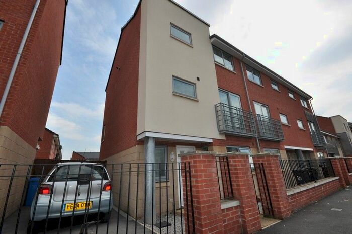 4 Bedroom Town House To Rent In Brennock Close, Manchester, M11