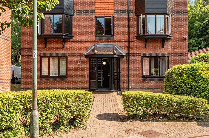 2 Bedroom Flat For Sale In Turnpike Lane, Sutton, SM1