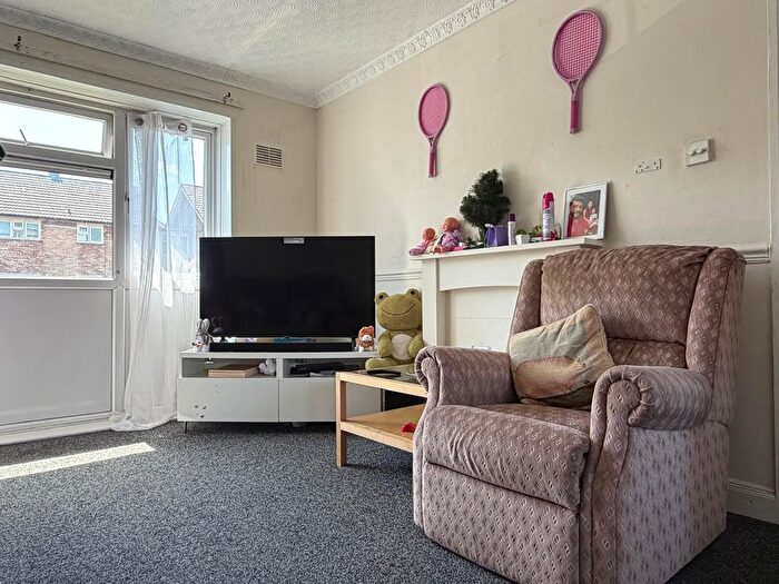 2 Bedroom Flat To Rent In Ross Close, Luton, Bedfordshire, LU1