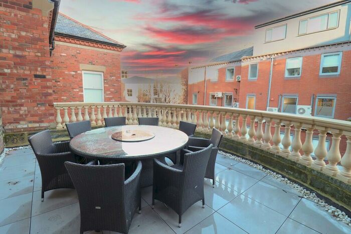 2 Bedroom Apartment To Rent In Park Square East, Leeds, LS1
