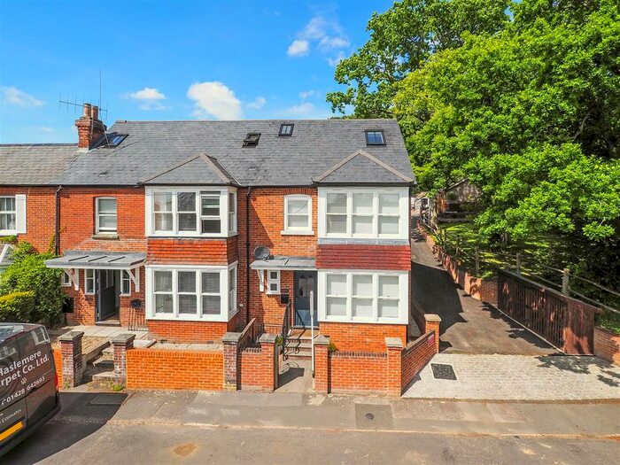 Houses for sale & to rent in GU10 3BE, West End Lane, Frensham