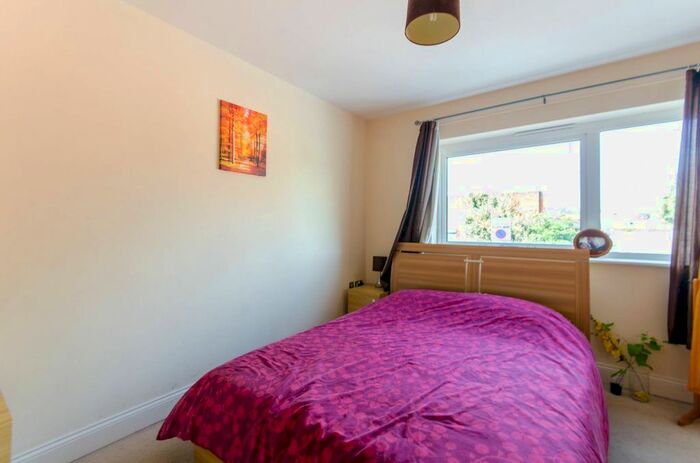 2 Bedroom Flat To Rent In Queen Street, Tottenham, London, N17