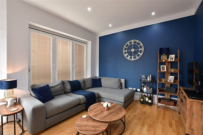 2 Bedroom Flat For Sale In Squirrels Heath Lane, Gidea Park, Essex, RM2