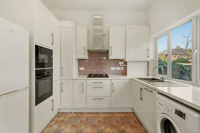 2 Bedroom Maisonette To Rent In Friern Barnet Road, London, N11