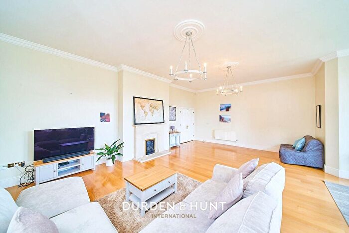 2 Bedroom Apartment To Rent In Osborne House, Repton Park, Woodford Green, IG8