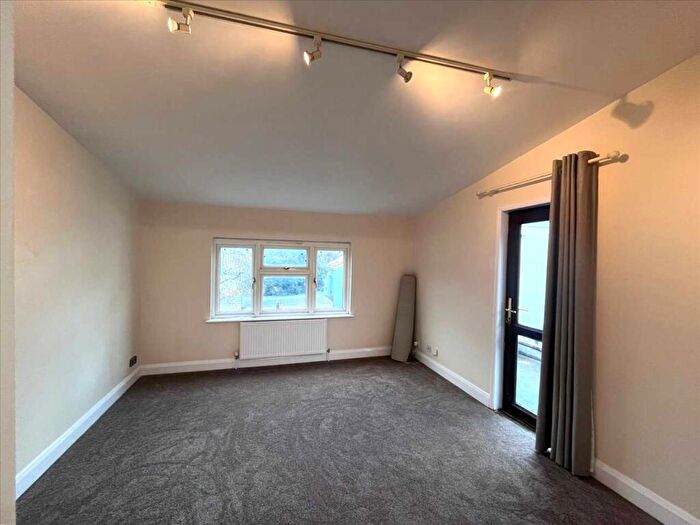 2 Bedroom Apartment To Rent In Westcliff On Sea, SS0