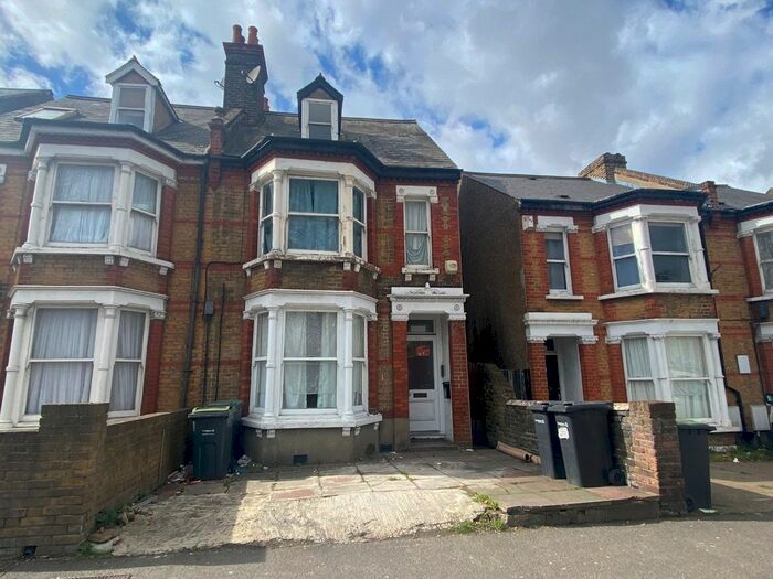 2 Bedroom Flat To Rent In Wrotham Road, Gravesend, Kent, DA11