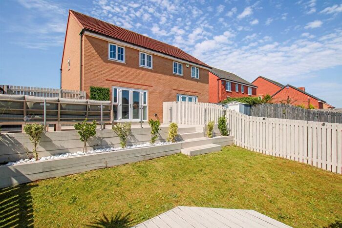 3 Bedroom Semi-Detached House For Sale In Corbett Drive, Wakefield, WF2