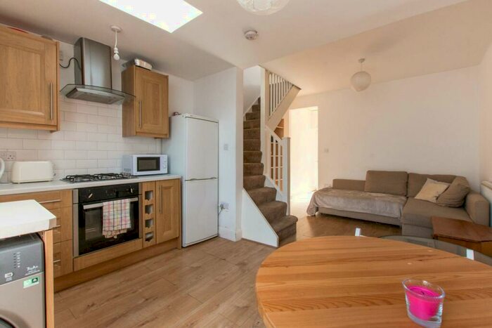 3 Bedroom Flat To Rent In Moselle Avenue, Wood Green, , Wood Green, London, N22