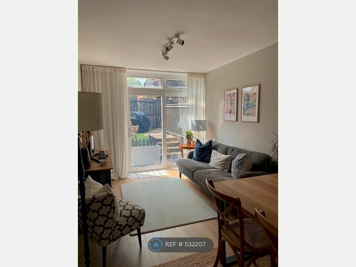 3 Bedroom Maisonette To Rent In Haltone House, London, SW4