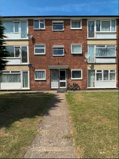 2 Bedroom Apartment To Rent In Slough, Berkshire, SL1