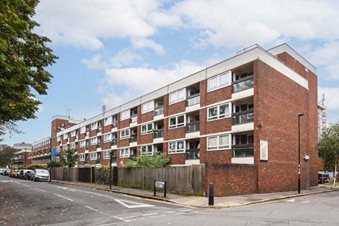 3 Bedroom Maisonette To Rent In Earlsferry Way, Islington, London, N1