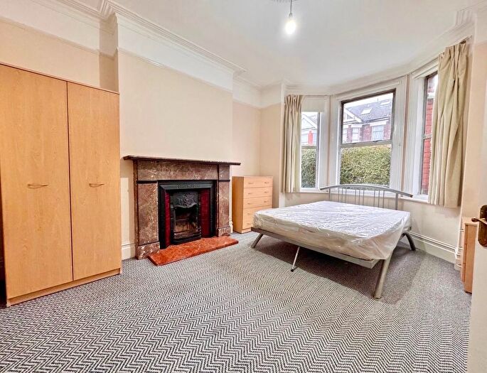 2 Bedroom Flat To Rent In Temple Road, Cricklewood, NW2