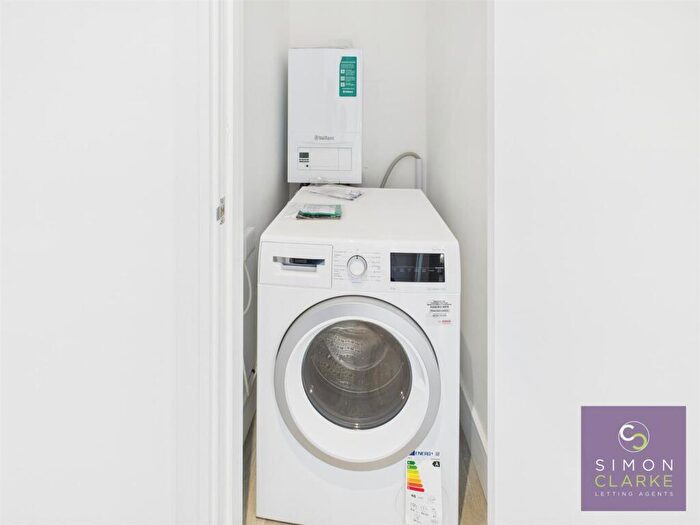 2 Bedroom Apartment To Rent In Woodside Avenue, London, N12