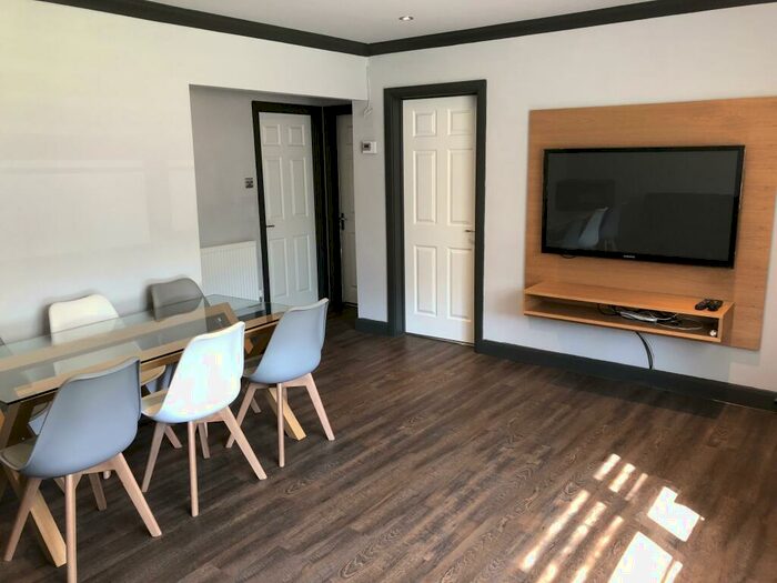 2 Bedroom Flat To Rent In Sandringham Drive, Leeds, West Yorkshire, Uk, LS17