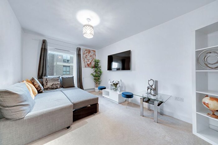 2 Bedroom Flat To Rent In Adenmore Road, London, SE6