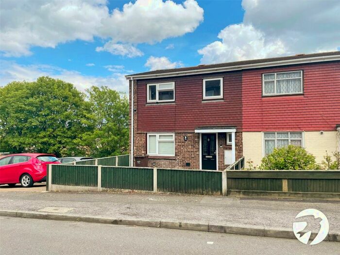 3 Bedroom End Of Terrace House To Rent In Mount Road, Chatham, Kent, ME4