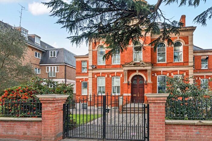 2 Bedroom Apartment For Sale In Chambers Court, Station Road, EN5