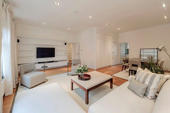 3 Bedroom Flat To Rent In Cadogan Square, Knightsbridge, SW1X