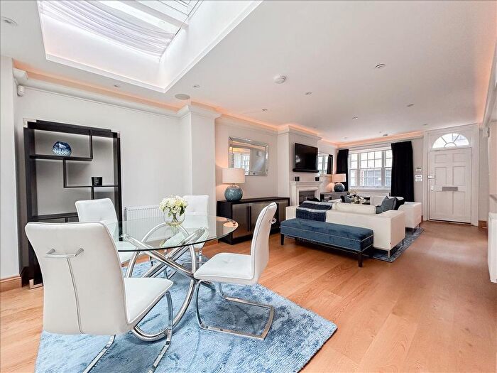 2 Bedroom Mews To Rent In Eccleston Mews, Belgravia, London, London Borough Of Westminster, SW1X