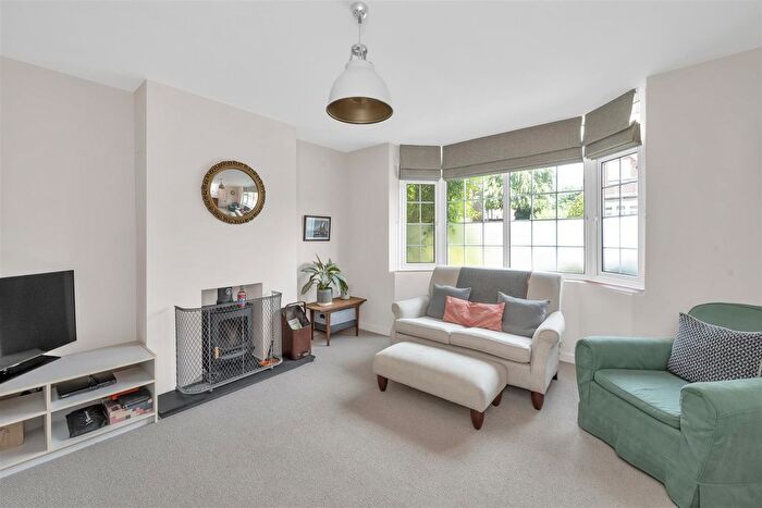 4 Bedroom Semi-Detached House For Sale In Barnfield Road, Harpenden, AL5