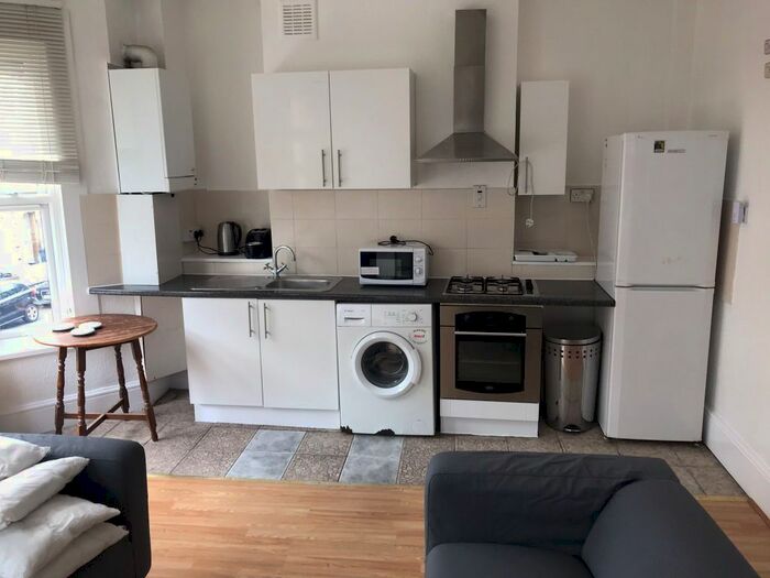 3 Bedroom Flat To Rent In Kellett Road, London, SW2