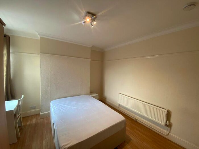 Apartment To Rent In Parade Mansions, Vivian Avenue, London, Greater London, NW4