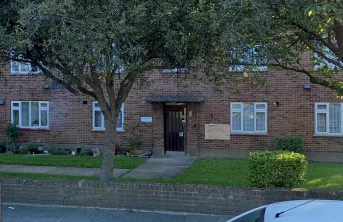 1 Bedroom Flat To Rent In Avenue Court, Claybury Broadway, Ilford, IG5