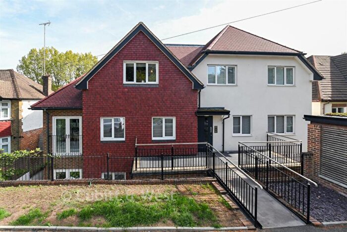 2 Bedroom Apartment For Sale In Hornchurch Hill, Whyteleafe, Surrey, CR3